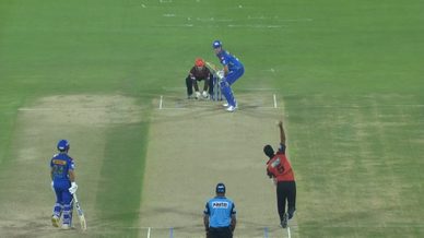 Cameron Green clears long-on for a maximum vs SRH