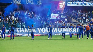 Playoffs qualification 𝙗𝙤𝙡𝙚 𝙩𝙤𝙝 #PlayLikeMumbai behaviour personified!